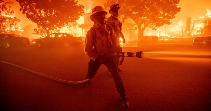 Incendi a Los Angeles: 100mila evacuati, due morti e diversi feriti gravi. L’allarme dei vigili del fuoco: “Tutti gli abitanti sono in pericolo”