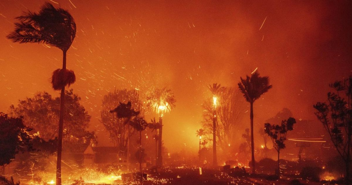 Incendi a Los Angeles: 30mila persone evacuate, oltre 200mila senza corrente. I vigili del fuoco: “Non ...