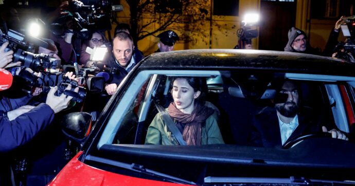 Cecilia Sala, al Tg1 diretta col buco: il “film” lo gira Chigi con i giornalisti più vicini alla reporter