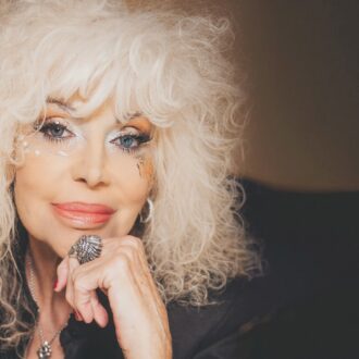 Copertina di “Bowie, Mick, Sanremo e…” Rettore. “Scappata a 11 anni per Jagger”