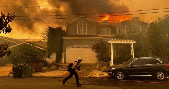 Inferno di fuoco a Los Angeles, migliaia in fuga