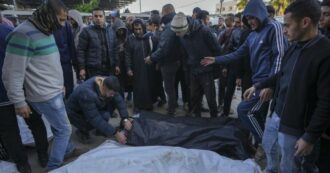 Copertina di A Gaza ritrovati i corpi di due ostaggi israeliani rapiti il 7 ottobre. Altre 29 vittime palestinesi dei raid: tra loro anche un neonato