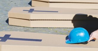 Copertina di Si ribalta il carico di mais: camionista muore seppellito in un’azienda di Dovera