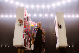 Copertina di A Max Pezzali non si comanda: fenomeno pop da 18 sold out a Milano e Roma. Il Forum si è trasformato in un enorme college con un capoclasse accogliente