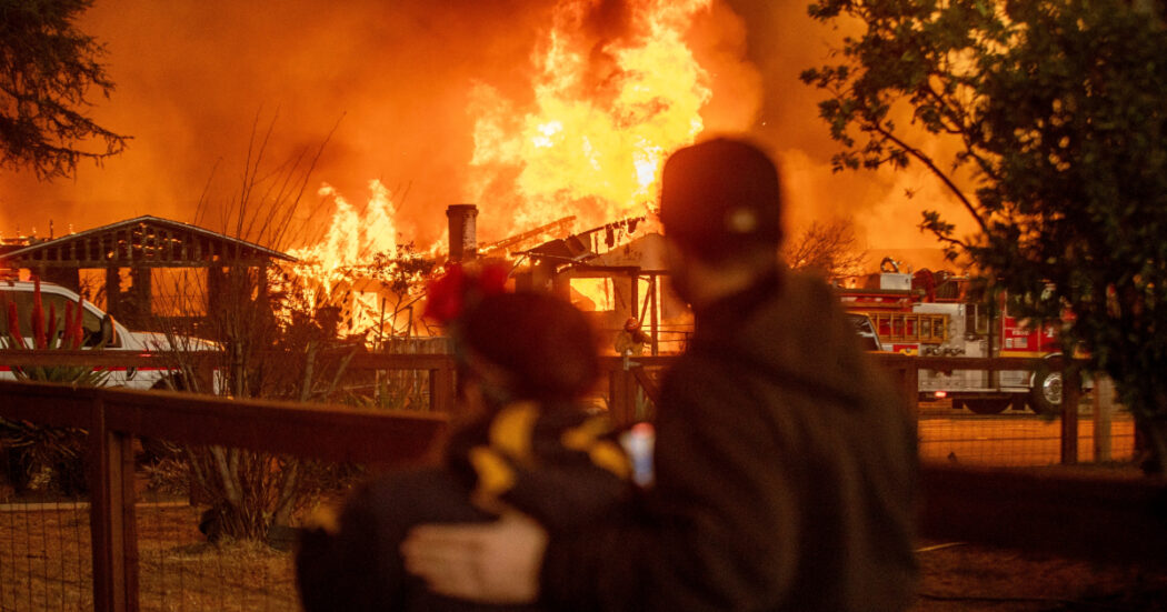 Los Angeles nella morsa degli incendi: “Sono fuori controllo”. Evacuati in 180mila. Le autorità: “Non sappiamo il reale numero dei morti”