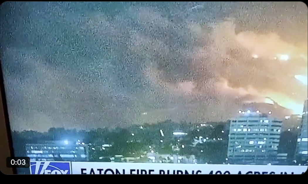 Ufo tra gli incendi Los Angeles? Un bolide bianco sbuca all’improvviso e sfreccia velocissimo nei cieli: ecco di cosa si tratta