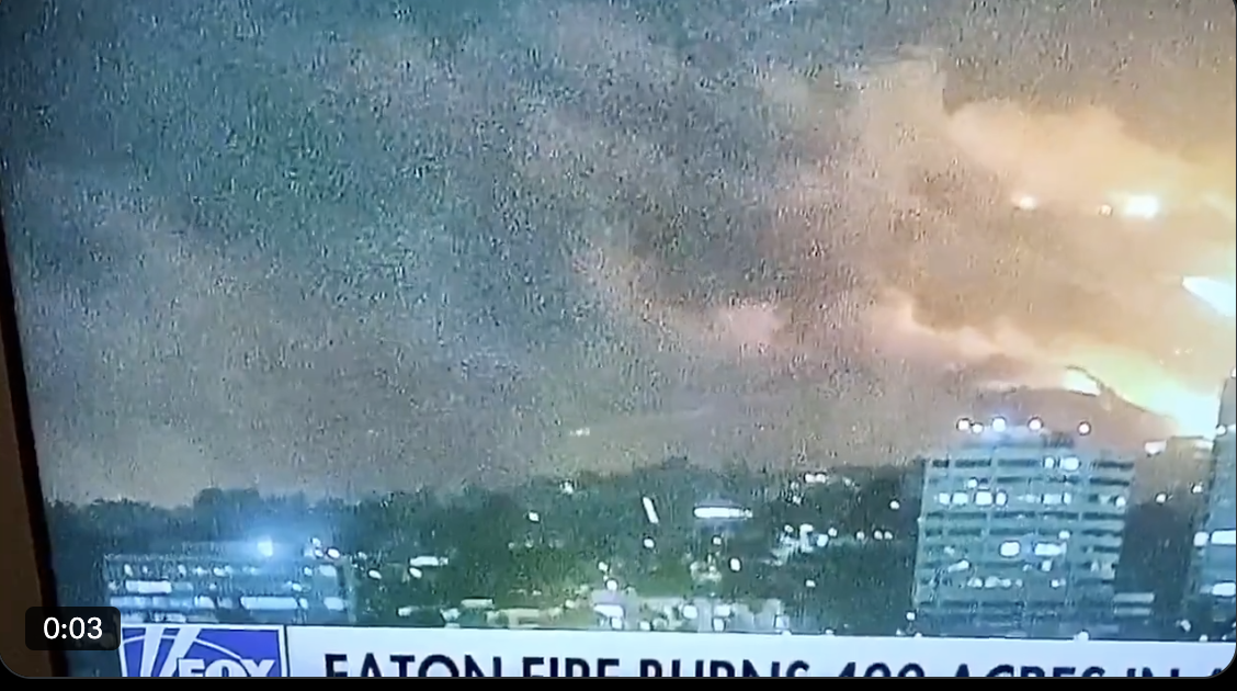 Ufo tra gli incendi Los Angeles? Un bolide bianco sbuca all’improvviso e sfreccia velocissimo nei cieli: ecco di cosa si tratta