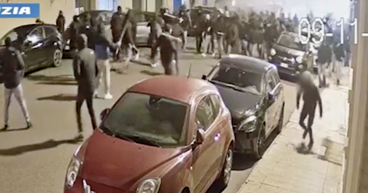 Ultras Torino Juventus, i video della guerriglia tra le strade del centro prima del derby: 23 denunce e 73 daspo