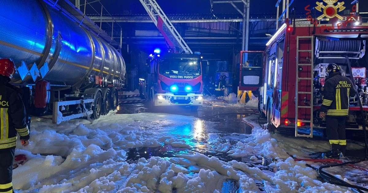 Esplode fusto in un’azienda di solventi: tre operai feriti. Sette squadre di vigili del fuoco per spegnere l’incendio