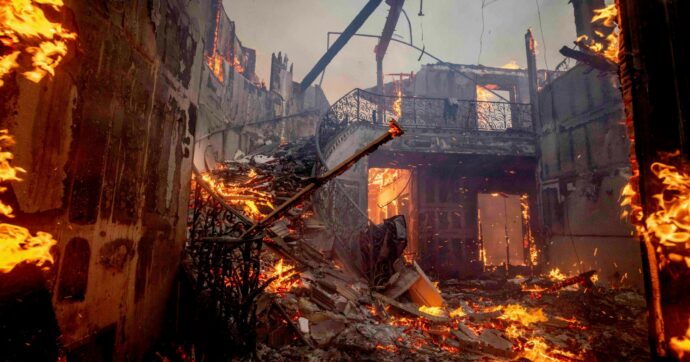 Inferno LA, danni fino a 150 miliardi. C’è il coprifuoco