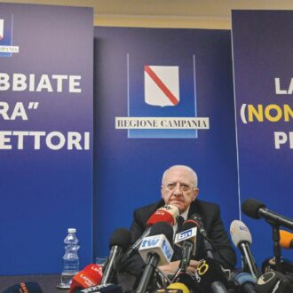 Copertina di De Luca contro Elly & Giorgia: “Mi candido, altro che dimissioni”