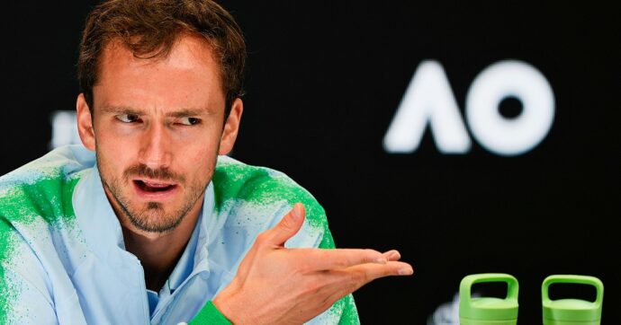 Il doping e gli attacchi di Kyrgios a Sinner, Medvedev: “Io sto al fianco di Jannik. Incontri negli spogliatoi? Ecco come mi comporto”