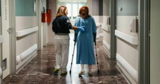 Negli ospedali italiani i posti letto sono in overbooking: così i pazienti finiscono in barella e nei corridoi