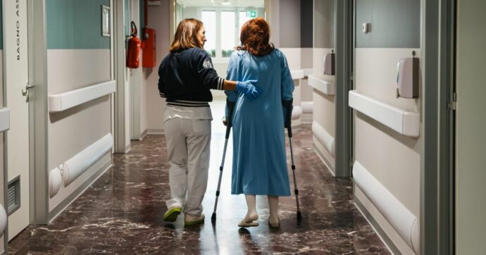 negli ospedali italiani i posti letto sono in overbooking così i pazienti finiscono in barella e nei corridoi da Ilfattoquotidiano.it negli ospedali italiani i posti letto sono in overbooking così i pazienti finiscono in barella e nei corridoi