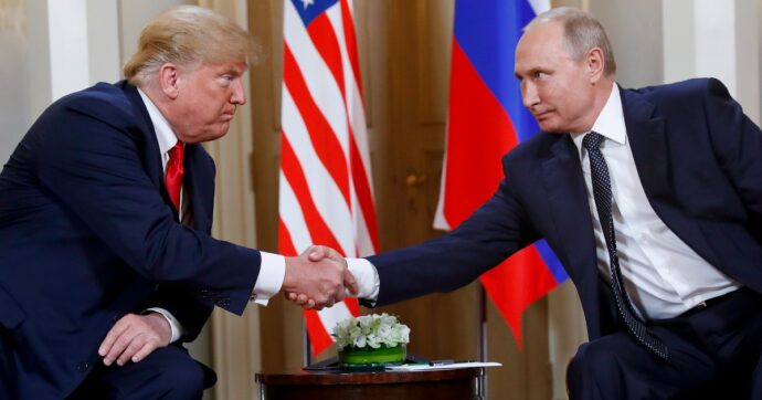 Trump e Putin pronti a incontrarsi, il tycoon: “Vuole vedermi, stiamo organizzando”. Peskov: “Disponibili senza alcuna condizione”