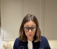 Copertina di “Ho perso un’amica che non è riuscita a fuggire in tempo dai roghi. Mi sento quasi in colpa quando cammino per casa mia”: lo sfogo di Jennifer Garner
