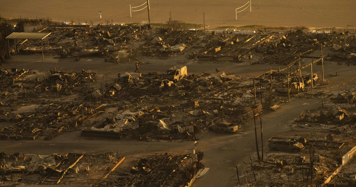 Los Angeles, si estendono gli incendi: ordine di evacuazione anche per Encino e Bel Air. Monta la petizione per le dimissioni della sindaca