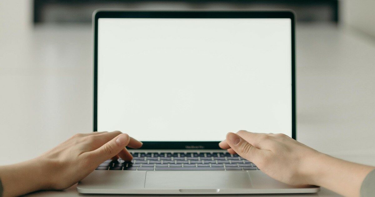 “Chi lavora al computer è spacciato e sarà sostituito dall’AI. È solo questione di tempo, accadrà”: l’amara denuncia di una donna licenziata