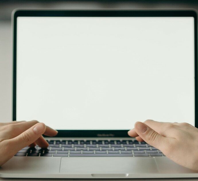 “Chi lavora al computer è spacciato e sarà sostituito dall’AI. È solo questione di tempo, accadrà”: l’amara denuncia di una donna licenziata