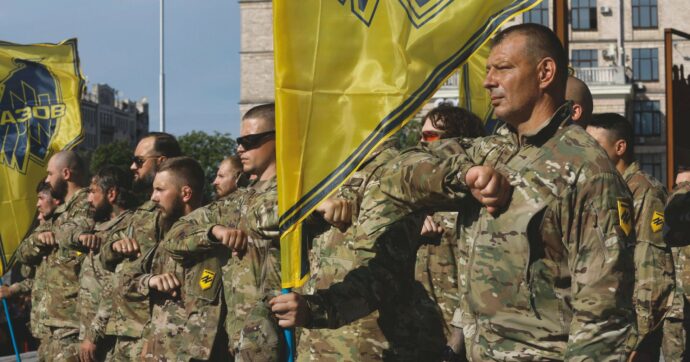 I neonazi di Azov vogliono soldati che parlino inglese
