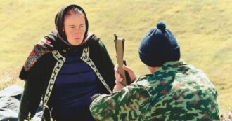 Copertina di Caucaso, tra  rosso sangue  e verde da tute mimetiche