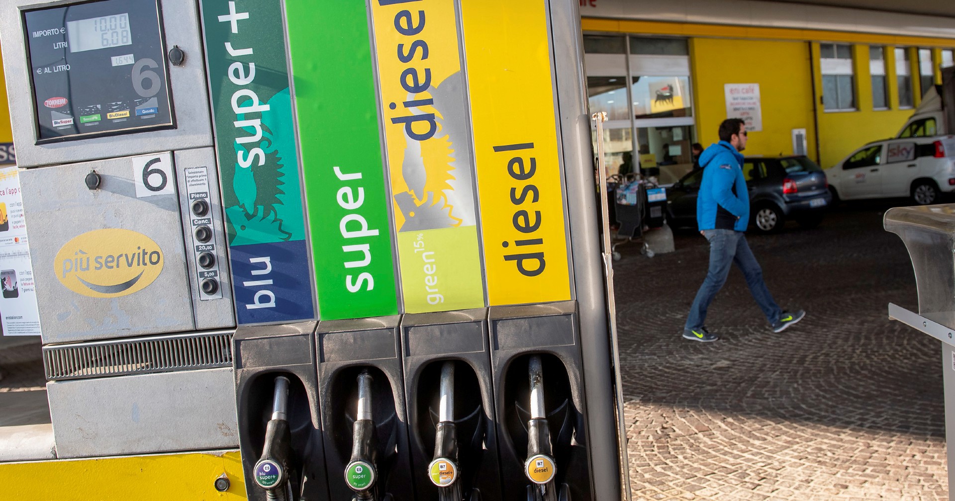 Rincaro carburanti | Tetto ai prezzi di Orbán, taglio delle accise in Slovenia, ispezioni in Francia e “monitoraggio” in Italia: i Paesi Ue in ordine sparso e i rischi del piano sulle riserve petrolifere