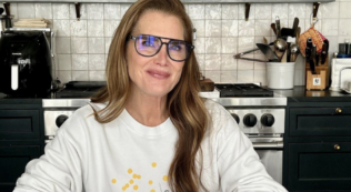 Copertina di “Mi sono fatta ridurre le labbra vaginali ma il chiururgo ha fatto anche qualcosa che non volevo, sono rimasta scioccata”: l’attrice Brooke Shields racconta per la prima volta l’intervento