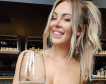 Copertina di “Presto mio marito alle mie amiche quando vogliono fare sesso. Mi piace molto, e così il nostro matrimonio è solido”: la storia di Honey Brooks