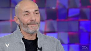 Copertina di “Mio figlio adottivo mi confessò di essere venuto dalla Nigeria per delinquere e mi ha detto: ho tradito te e Dio”. Lo rivela Max Laudadio a Verissimo