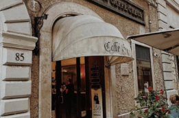 Copertina di Scontrino da 86 euro per panino, pizzetta, croissant, un litro d’acqua e due caffè. Il cliente-avvocato si sfoga e il bar replica: “Quereleremo, tolleranza zero”