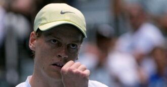 Copertina di Sinner, la difesa del titolo all’Australian Open parte in scioltezza: Jarry battuto in tre set