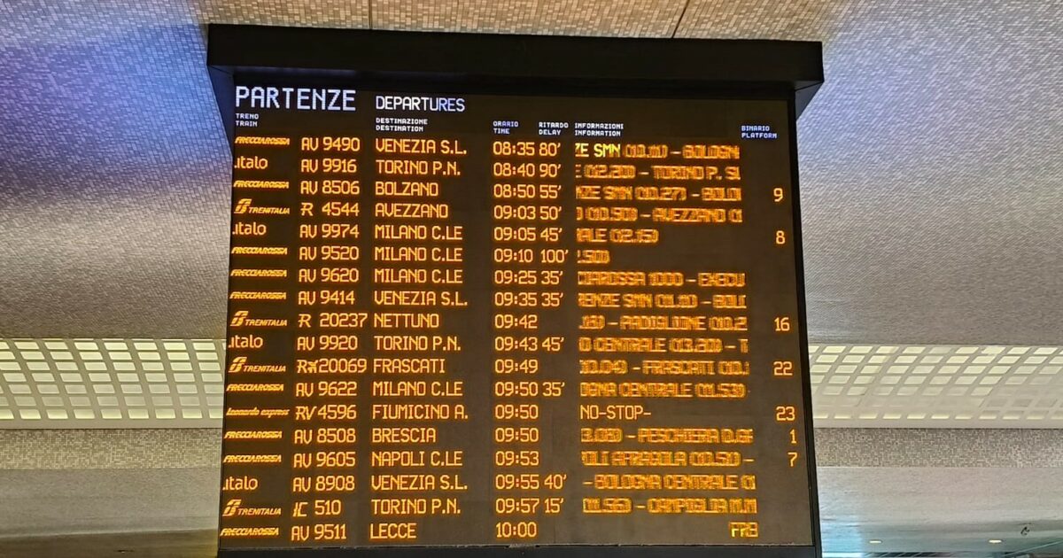 Treni, nuovo giorno di agonia per chi viaggia: ritardi fino a 100 minuti a Roma Termini