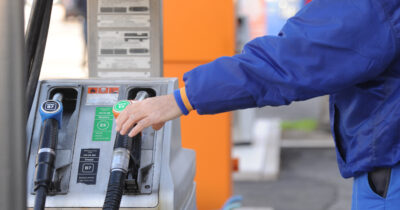 Copertina di Italiani verso le vacanze mentre i carburanti continuano a rincarare: pieno sopra i 2 euro al litro