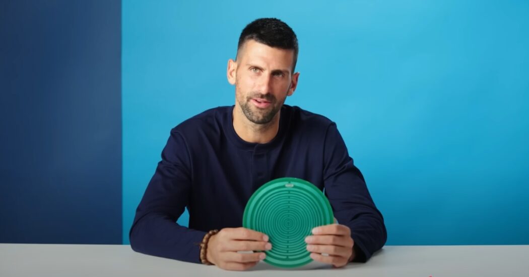 https://st.ilfattoquotidiano.it/wp-content/uploads/2025/01/13/djokovic-disco-verde-1050x551.jpg