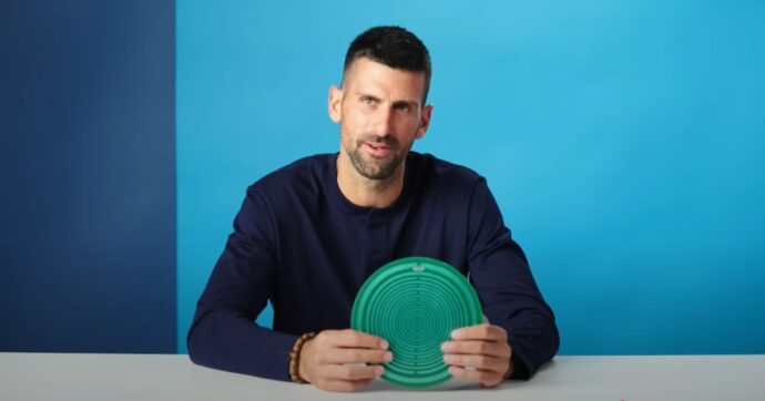 L’ultimo segreto di Novak Djokovic, che cos’è lo strano disco energetico verde: “Mi serve per il mal di stomaco, vi svelo come funziona”