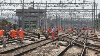 Copertina di 1.300 cantieri, disagi e lentezze: Ferrovie investe ma può governare questa grande ‘macchina’?