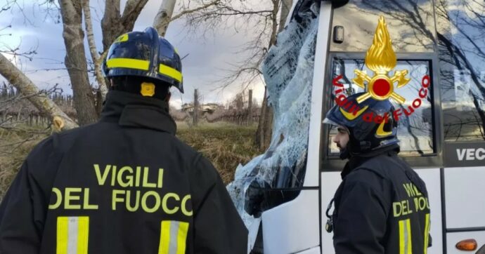 Albero cade su uno scuolabus a Rignano sull’Arno, intervento dei vigili del fuoco: 8 bimbi e 2 adulti in ospedale