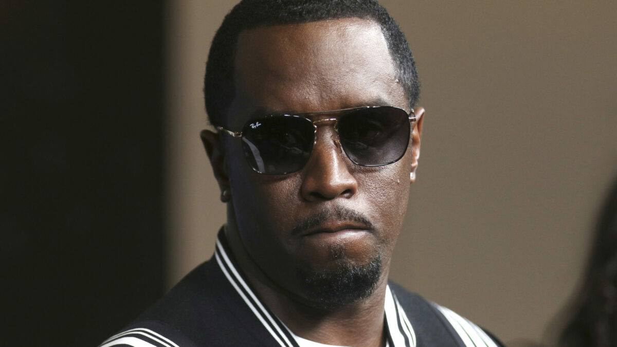 “Puff Daddy mi ha fatto ubriacare e mi ha costretto a fare sesso per dimostrargli che si poteva fidare di me”: l’ex assistente Philip Pines sgancia la bomba