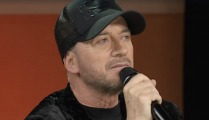 Copertina di Raf e il ‘caso’ del cappellino indossato a Ora o Mai Più: ecco cosa è accaduto e perché l’uso del nastro adesivo