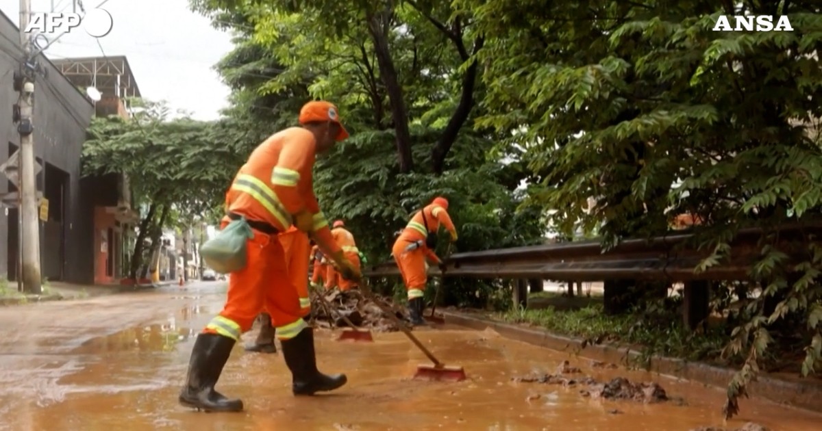 Frane e piogge torrenziali in Brasile: almeno dieci morti. A Ipatinga si lavora per ripulire le strade – Video