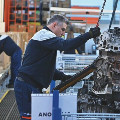 Copertina di Stellantis, la sterzata sull’elettrico costa 22 miliardi e azzera i dividendi. Titolo a -25%. Il gruppo ora punta su Suv e pick-up negli States 