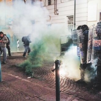 Copertina di Scudo penale. “Basta indietreggiare”: tra gli agenti monta la tentazione di reagire