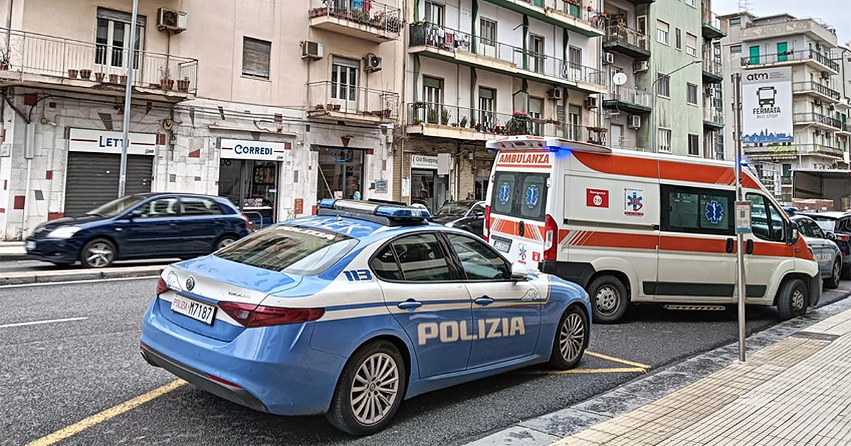 Stordisce la madre con lo spray al peperoncino e poi la uccide con 15 coltellate, arrestato 27enne