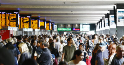 Copertina di Pasqua 2026, tutti in treno per una gita al mare o al lago: + 195% di biglietti per Peschiera del Garda, boom di prenotazioni anche per Como e Rimini. Rincari (+11%) per i fuorisede che vanno al Sud