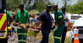 Copertina di La polizia del Sudafrica assedia una miniera d’oro illegale: impedito l’invio di cibo e acqua. Muoiono 78 persone, centinaia ancora bloccate