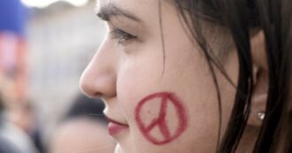 Copertina di “Mi hanno fatta spogliare e piegare in un bagno sporco in Questura”: ma la procura di Bologna chiede l’archiviazione