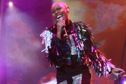 Copertina di “La Meloni? Una donna al potere non vuol dire che le cose migliorino. Per essere elette devono diventare peggio di un uomo”: Skin degli Skunk Anansie si sfoga