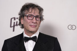 Copertina di Neil Gaiman accusato ancora di violenza sessuale, otto donne accusano lo scrittore britannico. Gli avvocati respingono le accuse: “Incontri consensuali”