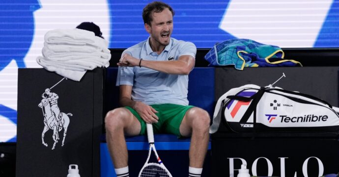 Australian Open, Medvedev eliminato dal 19enne Tien dopo un match infinito. Succede di tutto, scaglia la racchetta verso la panchina