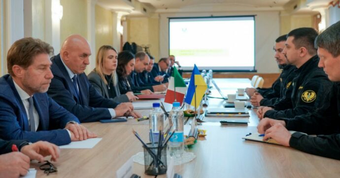 Guerra in Ucraina, Crosetto promette altre armi a Kiev ma sui costi Meloni non dice nulla